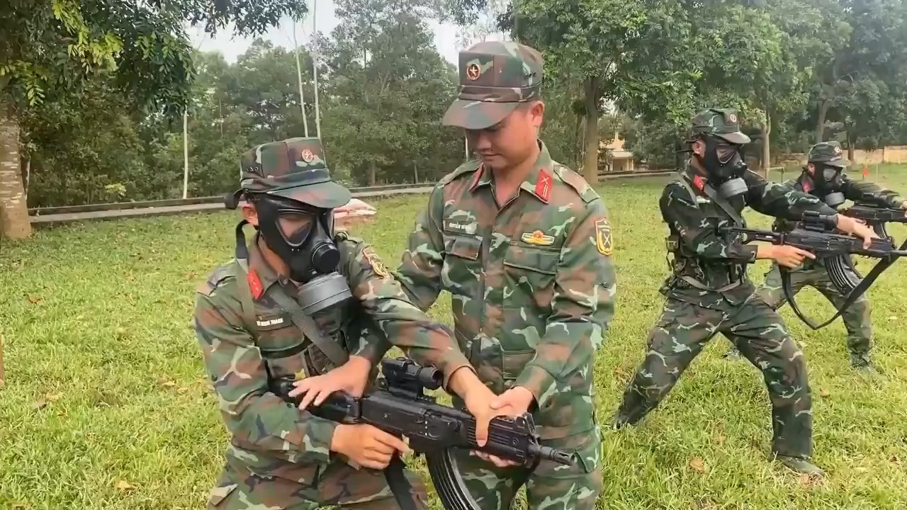 適應特殊環境 越南人民軍展開戴防毒面具的近距離射擊訓練