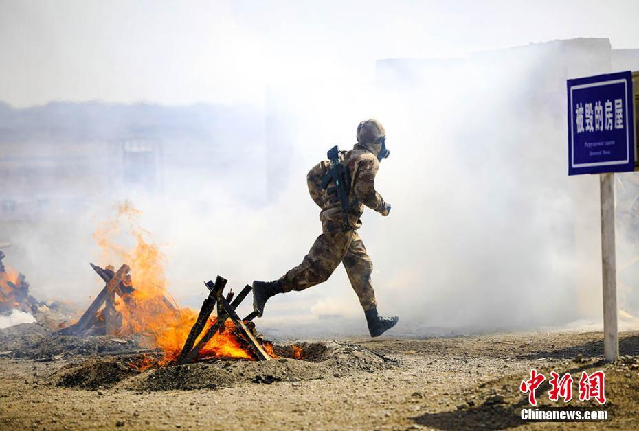 防毒面具下的較量 五國防化尖兵鏖戰“安全環境”戰場